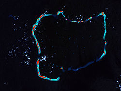Landsat-Falschfarbenbild des Peros-Banhos-Atolls