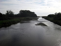 Blick südlich über das Otter Flussmündungsgebiet zu Otterton Ledge