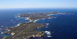 Luftaufnahme der Insel von Westen mit dem Festland am Horizont