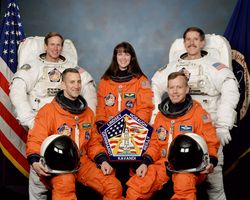  v.l.n.r. vorne sitzend: Charles Hobaugh, Steven Lindsey; hinten stehend: Michael Gernhardt, Janet Kavandi, James Reilly 