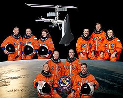  Besatzung der Space Shuttle-Mission STS-105 (unten) zusammen mit der Crew der ISS-Expedition 3 (oben rechts) und der Crew der ISS-Expedition 2 (oben links). 