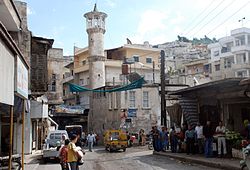 Marktviertel im Altstadtzentrum mit dem Minarett der Großen Moschee