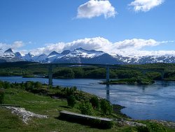 Saltstraumen in Norwegen. Gebirge Børvasstindene im Hintergrund