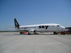 Ein Boeing 737-400 der Sky Airlines