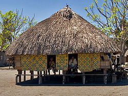Traditionelle Hütte in Suai Loro