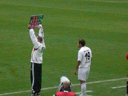 Takahara vor seiner Einwechslung beim Bundesligaspiel gegen Hannover 96 am 8. Februar 2006
