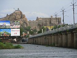 Blick auf Tiruchirappalli und das Rock Fort, im Vordergrund der Kaveri-Fluss