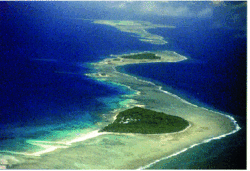 Luftaufnahme des Nordteils, Blickrichtung Westen, mit der Hauptinsel Mogmog im Vordergrund