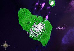 Die winzige halbmondförmige Ritter-Insel ist zwischen den Inseln Umboi im Süden und Sakar im Norden gelegen (nur in der vergrößerten Version des Bildes zu sehen)