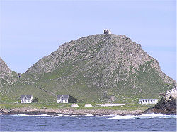 Küstenwache und Forschungsstation auf der Marine Terrace, mit Leuchtturm auf dem Gipfel