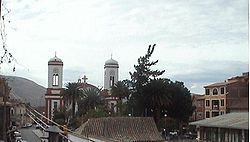 Platz des 18. Mai und die Kirche San Juan Bautista in der Stadt Punata