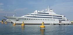 Die Luxusyacht Lady Moura im Hafen von Antibes
