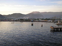 Blick auf Yapen mit der Inselhauptstadt Serui im Vordergrund