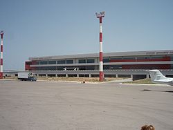 Neues Terminal des Flughafens Zakynthos vom Flughafenvorfeld aus gesehen