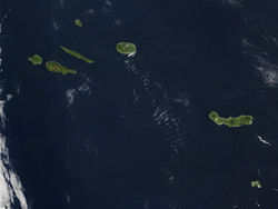 NASA-Satellitenbild der Azoren, von Westen nach Osten: Faial, Pico, São Jorge, Graciosa (im Norden), Terceira, São Miguel, Santa Maria. Flores und Corvo sind nicht abgebildet