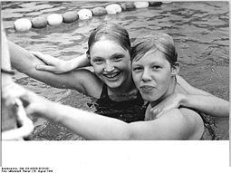 Bundesarchiv Bild 183-H0830-0016-001, Karin Neugebauer, Barbara Hofmeister.jpg