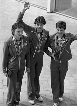 Bundesarchiv Bild 183-W0727-138, Moskau, Olympiade, Siegerinnen über 200 m Rücken.jpg