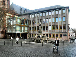 Worms- Stadtbibliothek- von Marktplatz aus 10.12.2009.jpg
