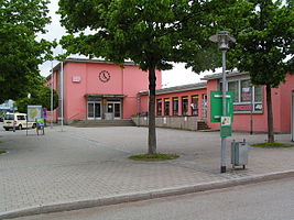 Blick vom Vorplatz auf das Bahnhofsgebäude