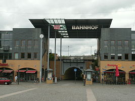 Der Bahnhof Hennigsdorf vom Bahnhofsvorplatz aus gesehen.