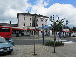 Bahnhofsgebäude vom Bahnhofsplatz aus