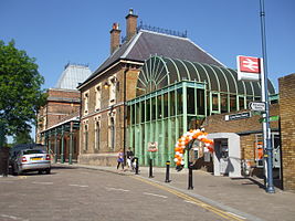 Das Empfangsgebäude des Bahnhofs