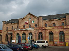 Bahnhofsgebäude vom Vorplatz aus gesehen