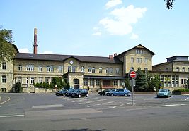 Empfangsgebäude: links preußisch – rechts bayerisch