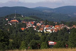 Glockenberg und Oberstadt, aufgenommen von der Jordanshöhe. Im Hintergrund der Große Knollen