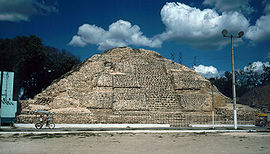 Die Pyramide neben der Kirche (vor Freilegung der Masken)