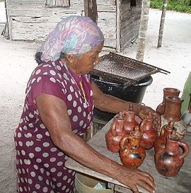 Frau Toenaé mit ihrer Keramik