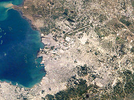 Satellitenaufnahme von Port-au-Prince (2005), Landebahn des Flughafens deutlich zu erkennen