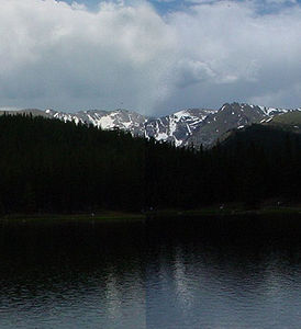 Mount Evans, davor der Echo Lake