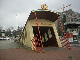 Eingang in Form eines altertümlichen Straßenbahnwagens an der Senckenberganlage