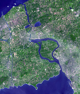 Satellitenbild des Niagara Rivers. Der Fluss verlässt den Eriesee im Bildvordergrund zum Ontariosee im Norden. Bevor er die Niagarafälle erreicht, fließt er um Grand Island herum. Der Wellandkanal ist auf der Aufnahme ganz links erkennbar (Quelle: NASA Visible Earth)