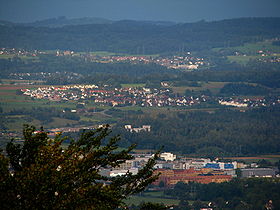 Ansicht vom Loorenkopf auf das Industriegebiet von Schwerzenbach, Volketswil im Hintergrund