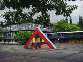 Albert-Einstein-Schule Bochum mit Plastik von Otto Herbert Hajek. Gebäude und Plastik wurden 2010/2011 abgerissen.
