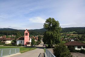 Kirche Attiswil mit dem rosa Kirchturm