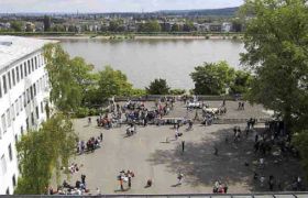 Der Schulhof mit Blick auf den Rhein