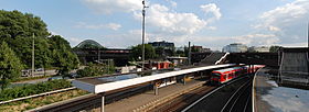S-Bahnhof Berliner Tor; unter der Bahnsteigkante sind die Blitzleuchten erkennbar