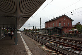 Bahnsteige und Empfangsgebäude
