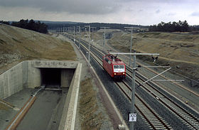 Eine Lok der Baureihe 120 passiert den Bahnhof (März 1988)