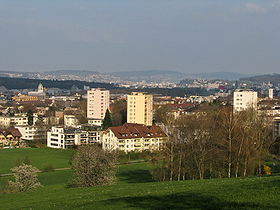 Dietikon und das Limmattal, im Hintergrund Schlieren und Zürich