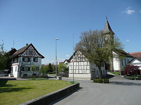 Dorfplatz und Kirche Buch