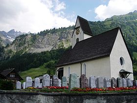 Kirche mit Martinsloch (links oben) und Bergsturzstelle (links des Kirchturms)
