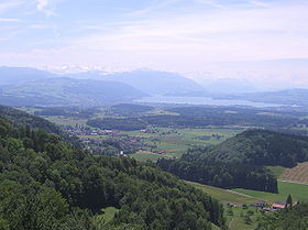Blick vom Aussichtsturm Hochwacht (Albis) über den Ortsteil Heisch und Hausen am Albis (Bildmitte) zum Zugersee