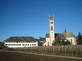 Reformierte Kirche Küsnacht, links das Hauptgebäude der Kantonsschule