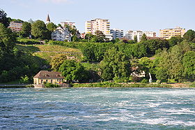 Ansicht von Laufen-Uhwiesen über das Becken des Rheinfalls auf Neuhausen