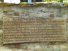 Tafel an der Friedhofsmauer mit Orts-, Kirchen- und Lindengeschichte