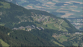 Blick auf Torgon vom Tour de Don. In der Mitte des Bildes die Ortschaft Torgon, rechts unten die Ortschaft Revereulaz